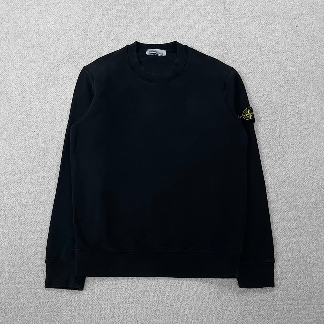 스톤아일랜드 와펜 패치 크루넥 맨투맨 블랙 상품이미지1