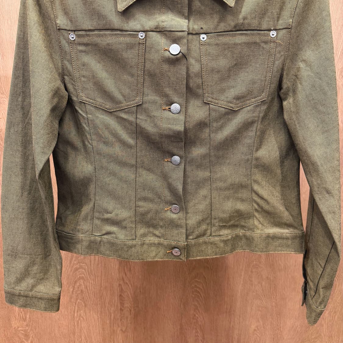 막스앤코 슬림핏 클래식 데님 트러커 자켓 버튼 플랩 포켓 디테일 카키 상품이미지5