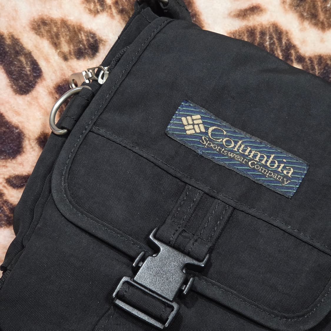 컬럼비아 코프코어 멀티포켓 테크 미니 크로스백 상품이미지3