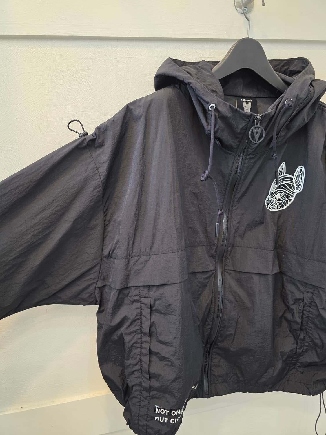 라이프워크 로고 드로 스트링 윈드브레이커 블랙 바람막이 후드 집업 상품이미지4