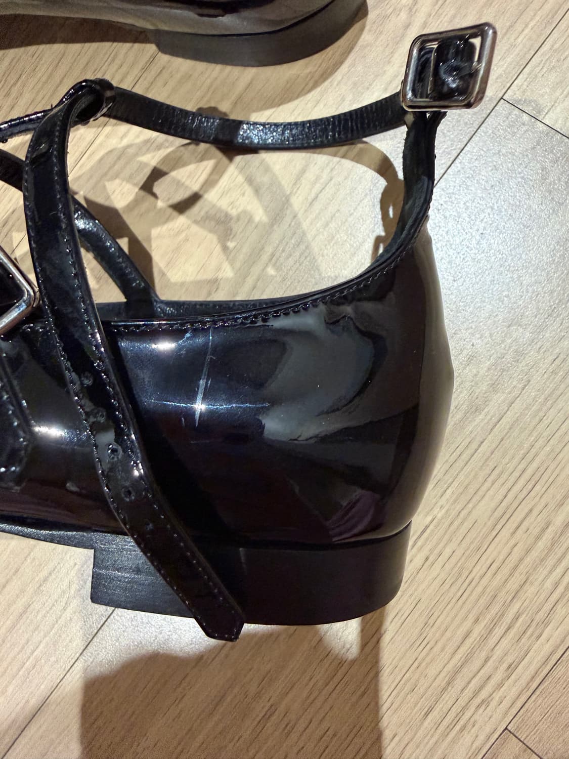 생로랑 블랙에나멜 스트랩 플랫 상품이미지6