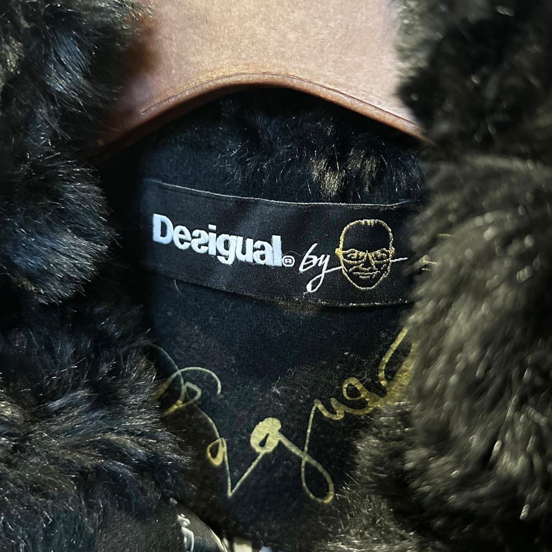 Desigual 데시구알 퍼 하프코트 엠보싱 텍스처 아트워크 디테일 블랙 상품이미지5