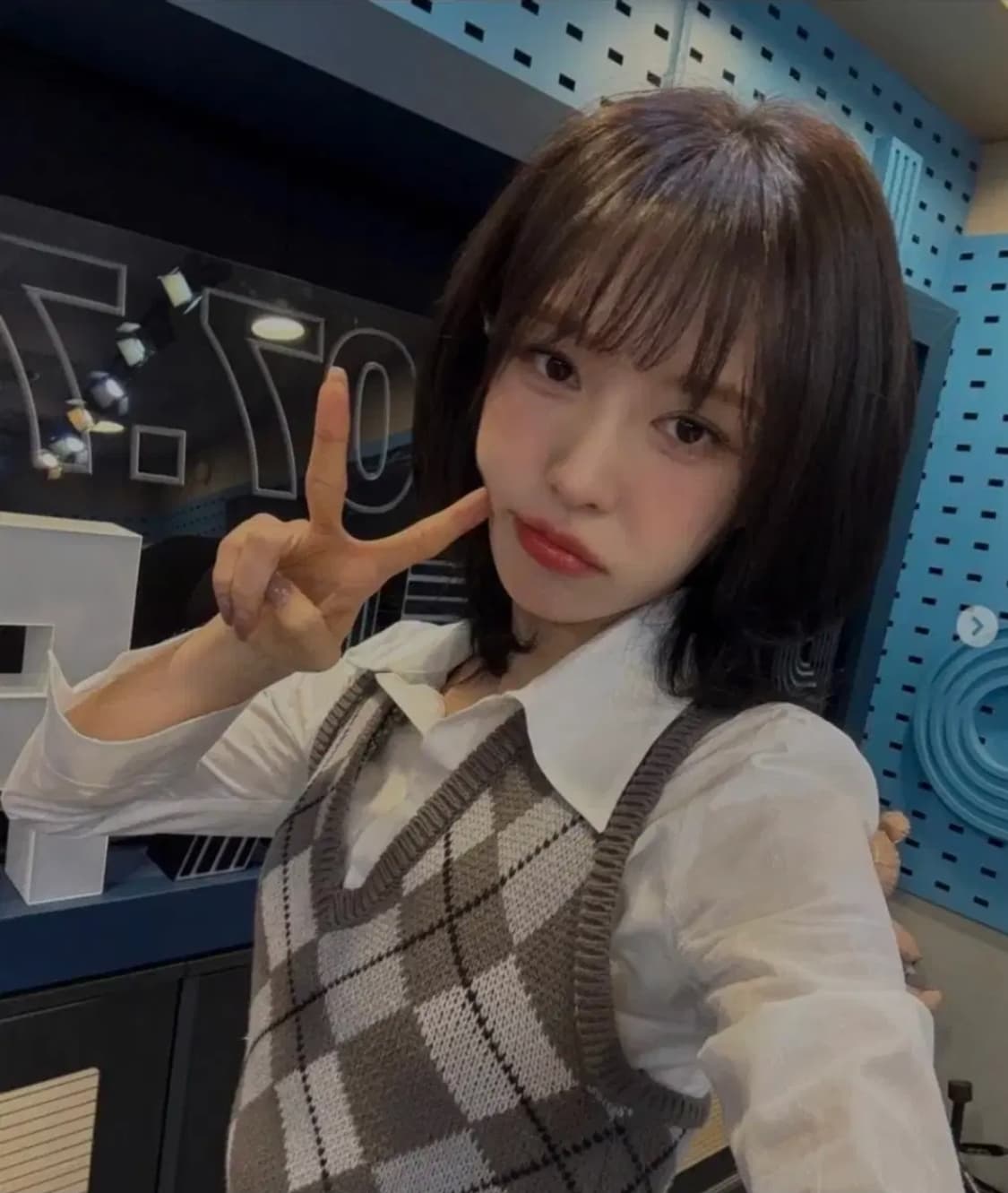 태연,웬디,이안착용 레토프롬문 홀터넥 아가일 울 베스트 ( 버건디 ) 상품이미지3