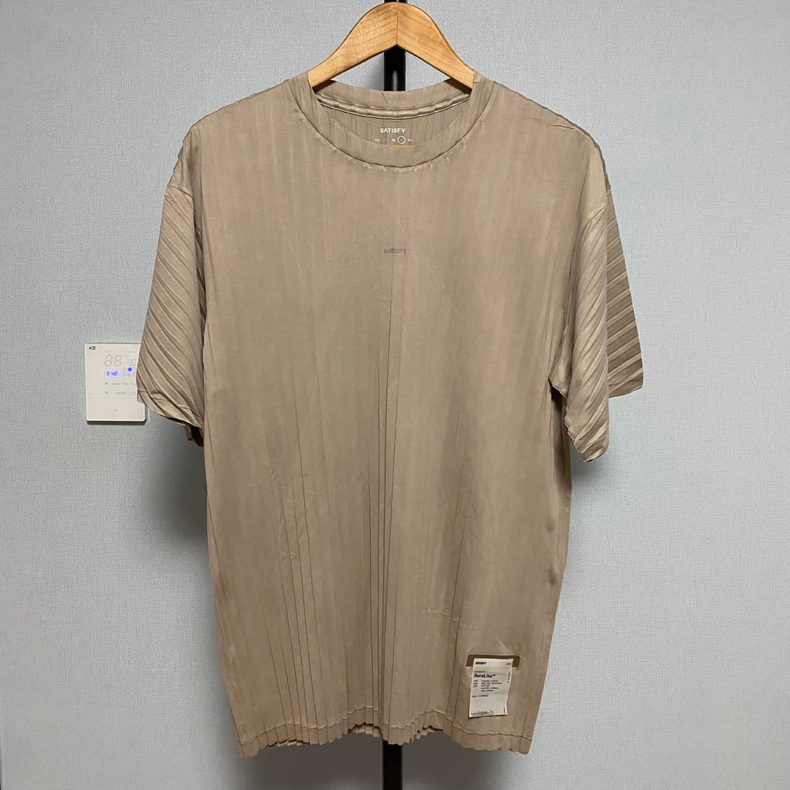 [L] 새티스파이 아우라라이트 플리츠 티셔츠 미네랄 듄 상품이미지1