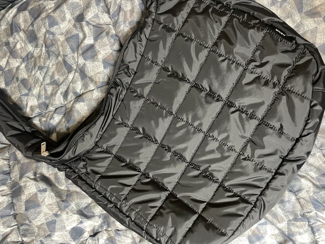 MNGU 패디드 크로스백 상품이미지1