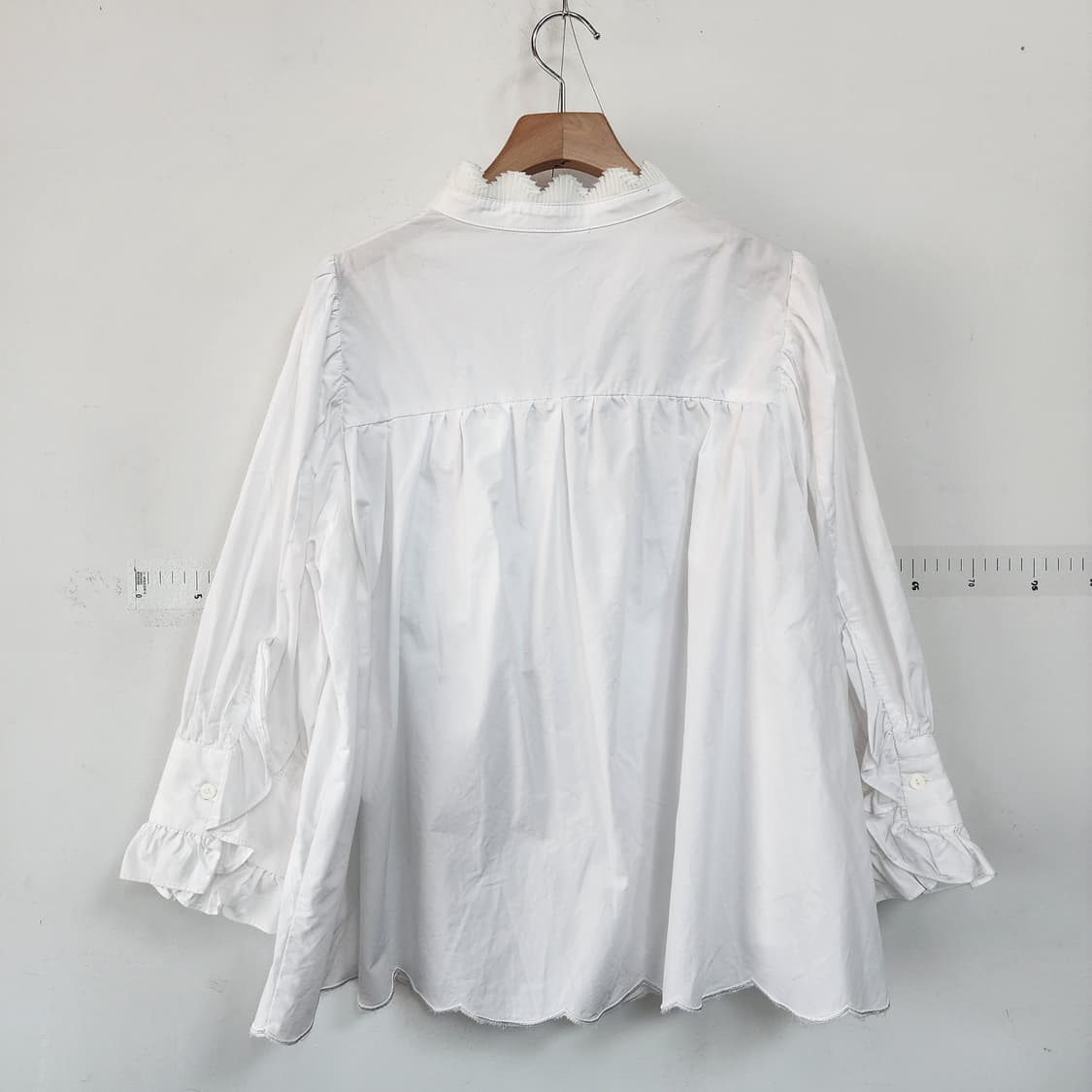 손정완 화이트 블라우스 프릴장식 상품이미지4