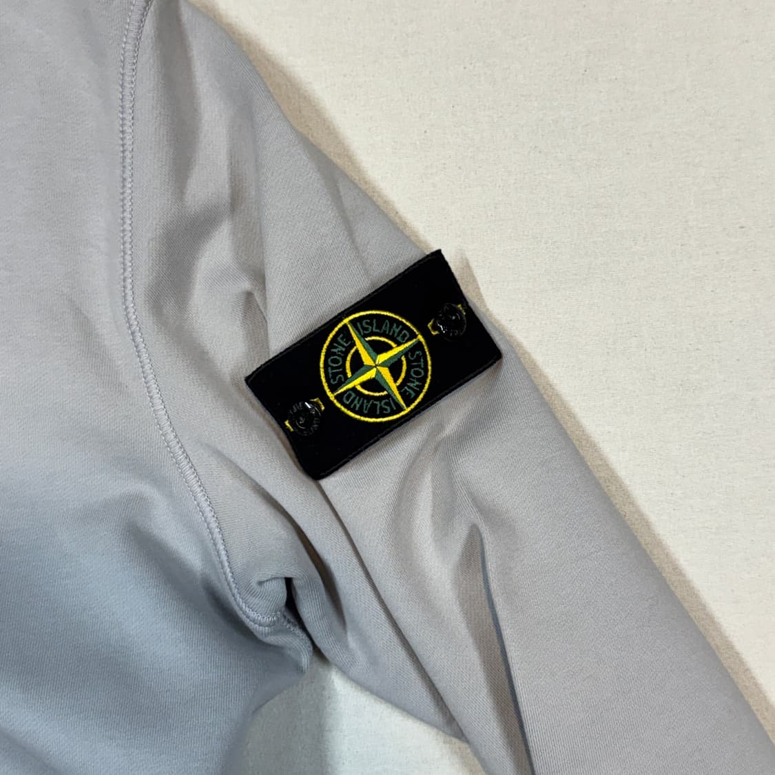 M) 스톤아일랜드 와펜 맨투맨 스웨트셔츠 정품 라이트 그레이 상품이미지3