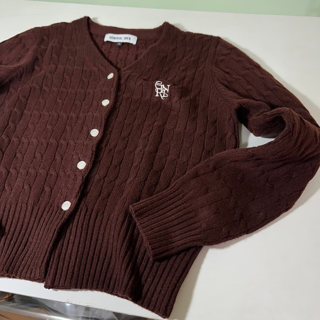 우먼S 제네럴아이디어 딥브라운 시그니처로고 크롭가디건 상품이미지3