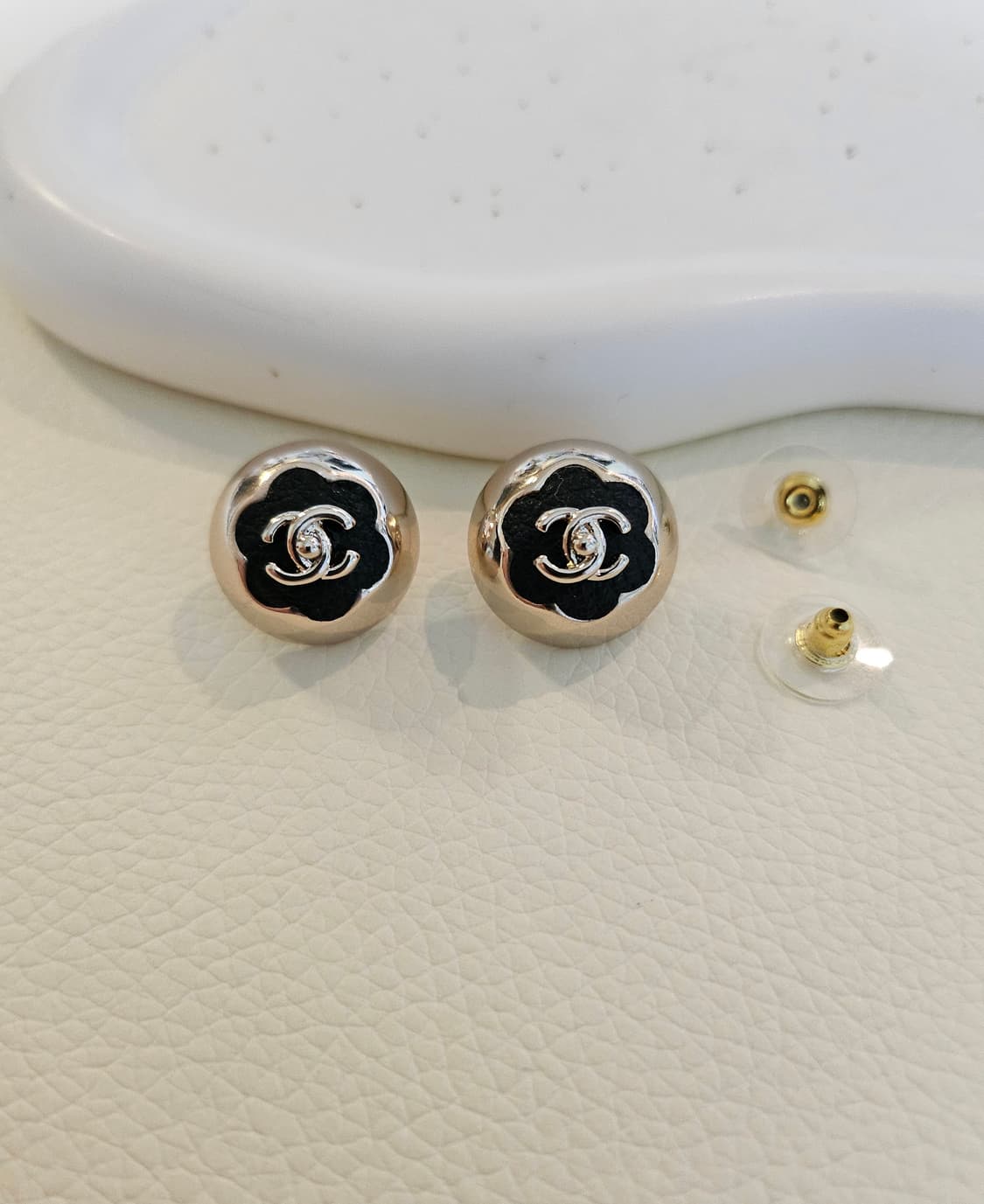 샤넬 블랙 투톤 까멜리아 CC 턴락 볼 귀걸이 업사이클링 상품이미지4