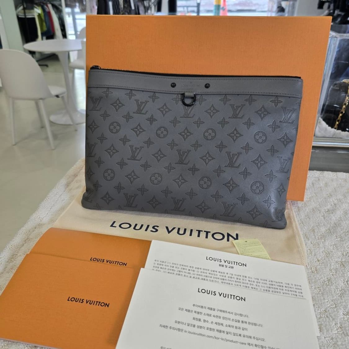 [정품/중고] 루이비통 포쉐트 디스커버리 모노그램 쉐도우 클러치 상품이미지1