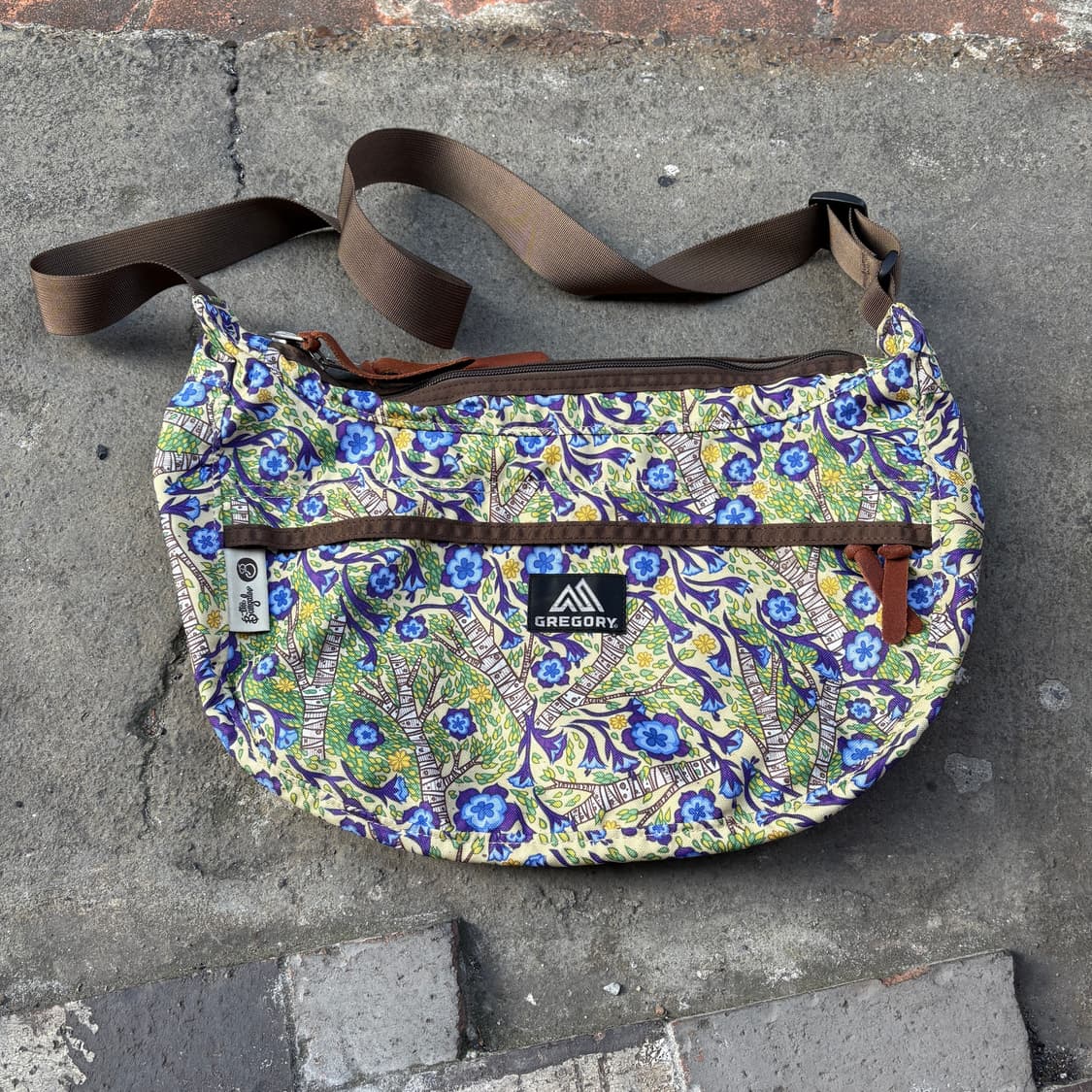Gregory 그레고리 플라워 패턴 크로스백 가방 상품이미지1