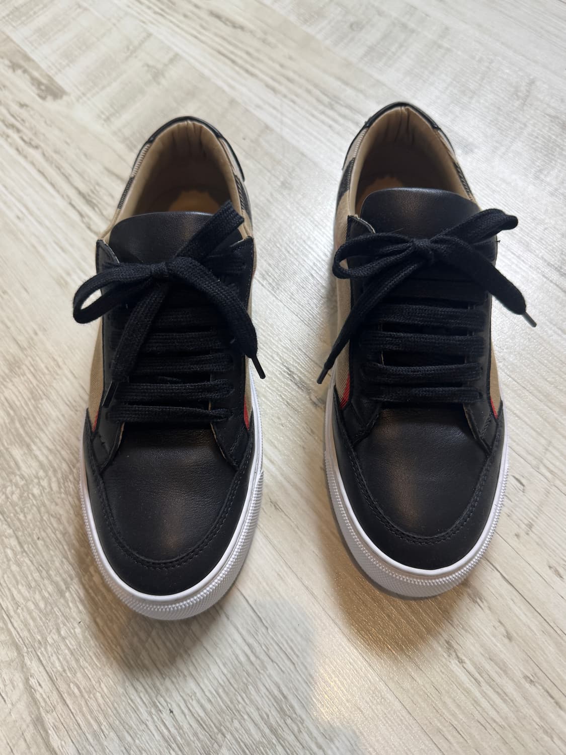 버버리 여성 레더 스니커즈 35 상품이미지4