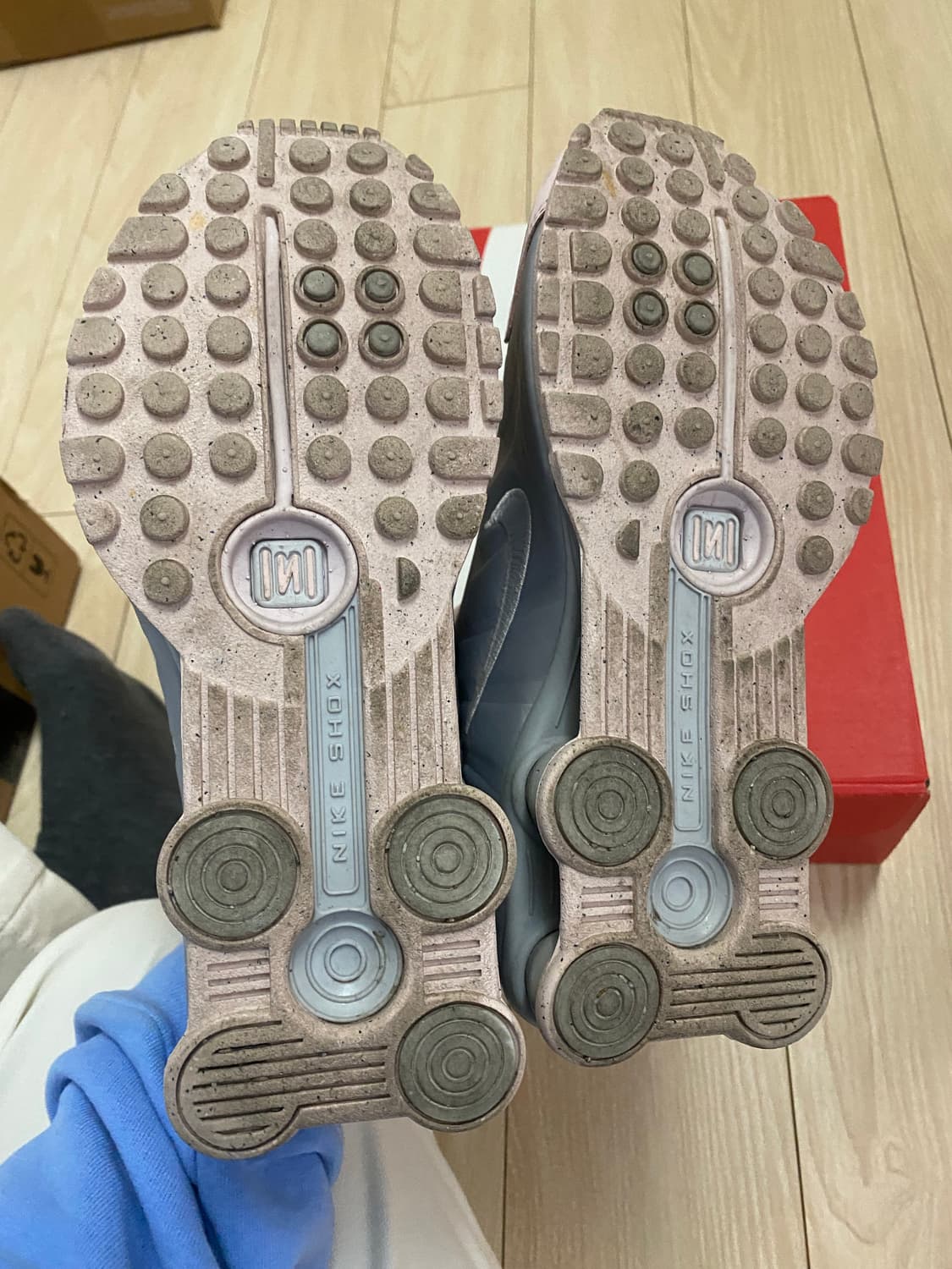 (W) 나이키 샥스 R4 베얼리 로즈 메탈릭 플래티넘 상품이미지4