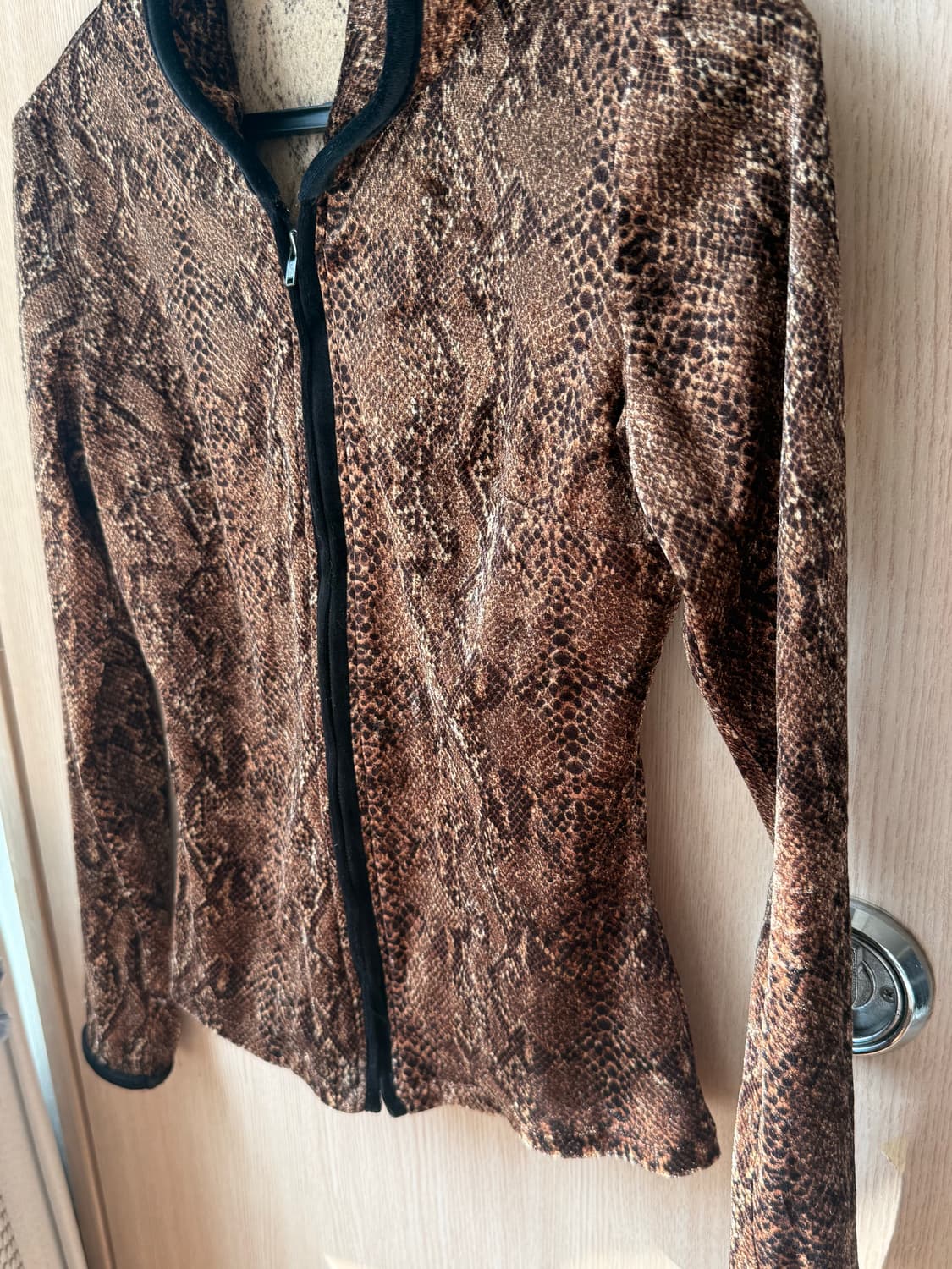 PITTI VERONA  뱀피무늬 벨벳 후드집업 상품이미지3