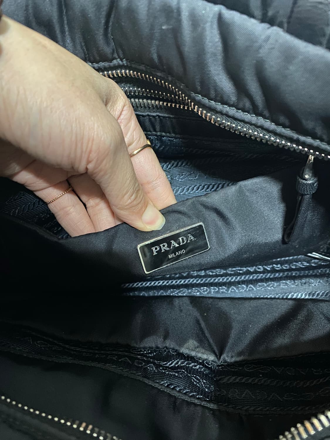 프라다 테수토 봄버 나일론 블랙 핸드백 상품이미지2