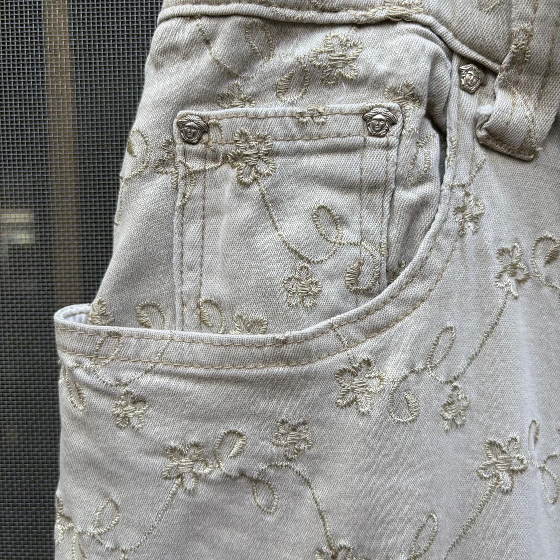 베르사체 진스 꾸뛰르 자카드 플라워 메두사 패치 팬츠 상품이미지4