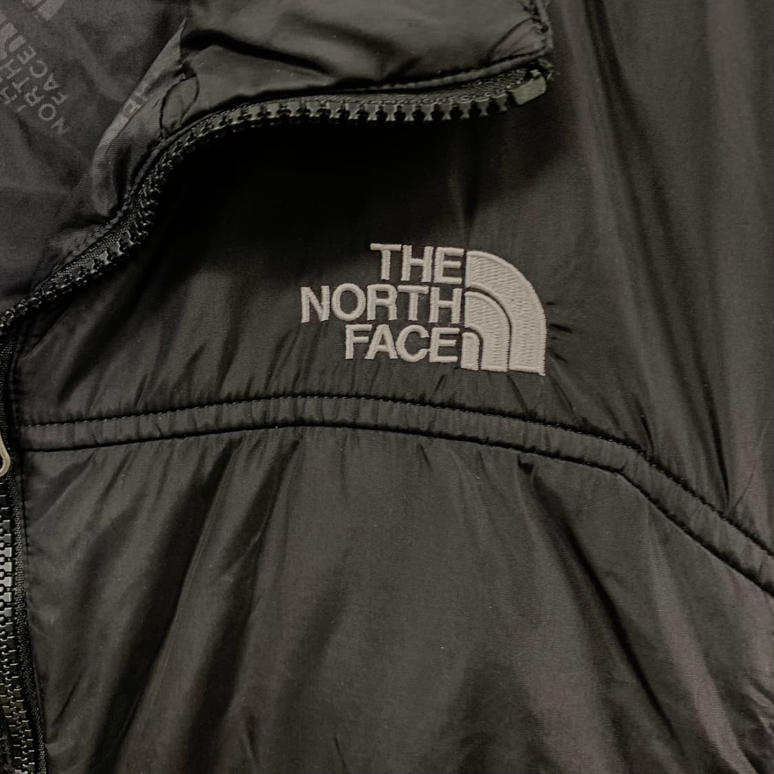 노스페이스 자수로고 블랙 경량 패딩  상품이미지4