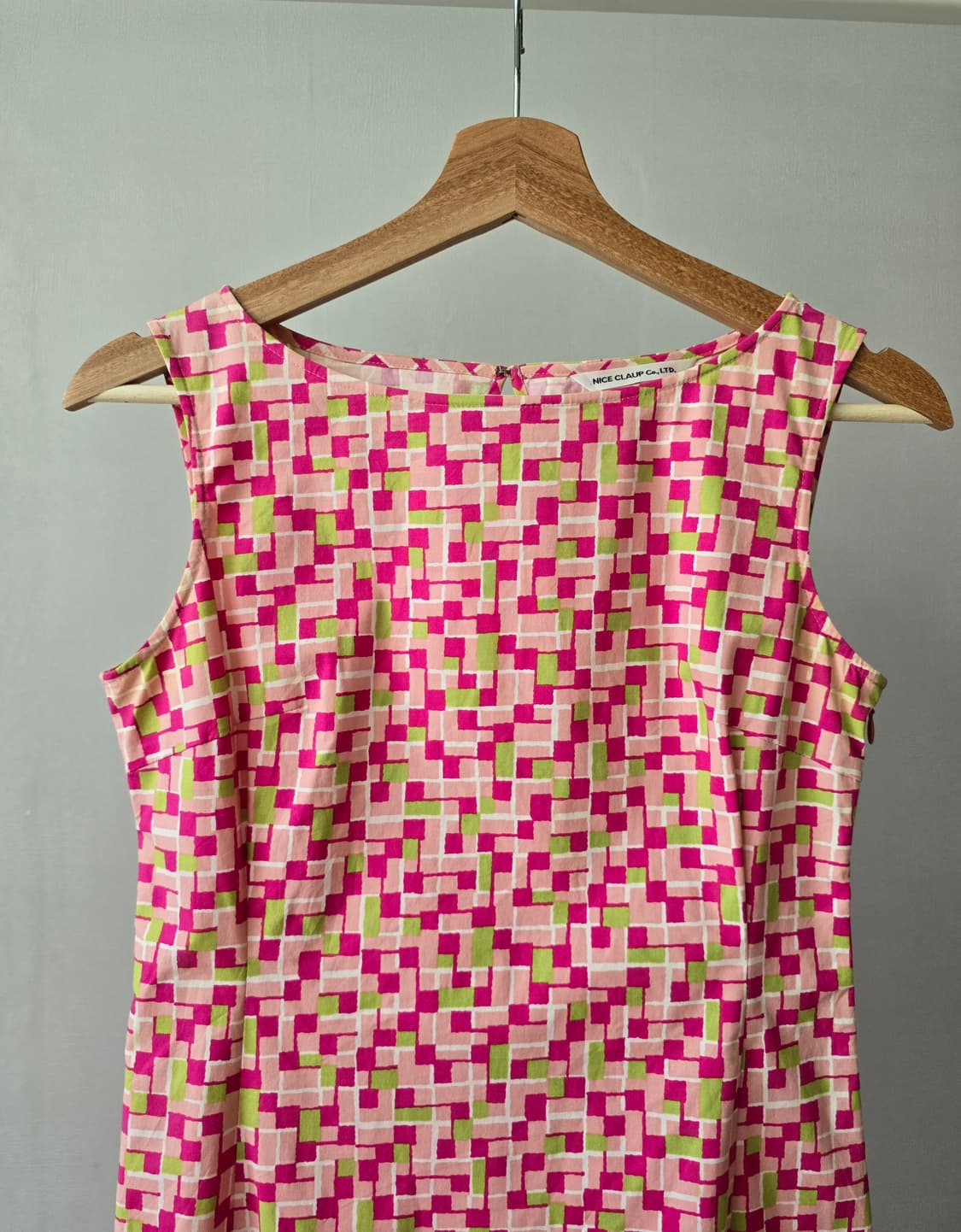 나이스클랍 레트로 패턴 슬리브리스 원피스 상품이미지2