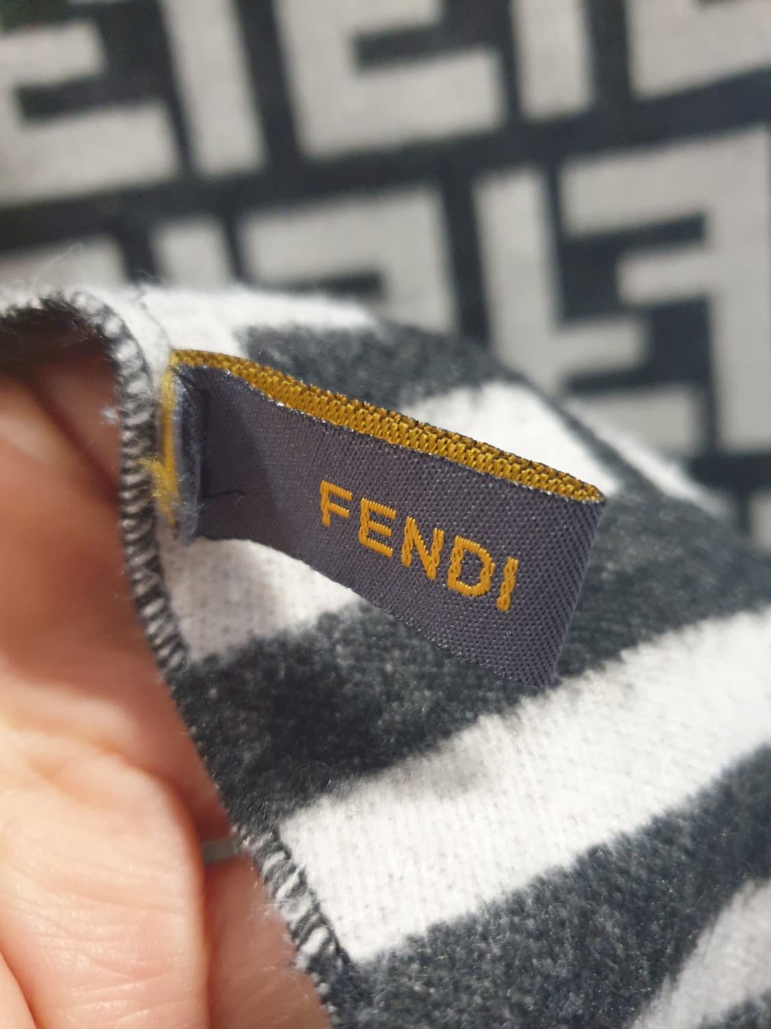 펜디 캐시미어 머플러 겸 숄 상품이미지2