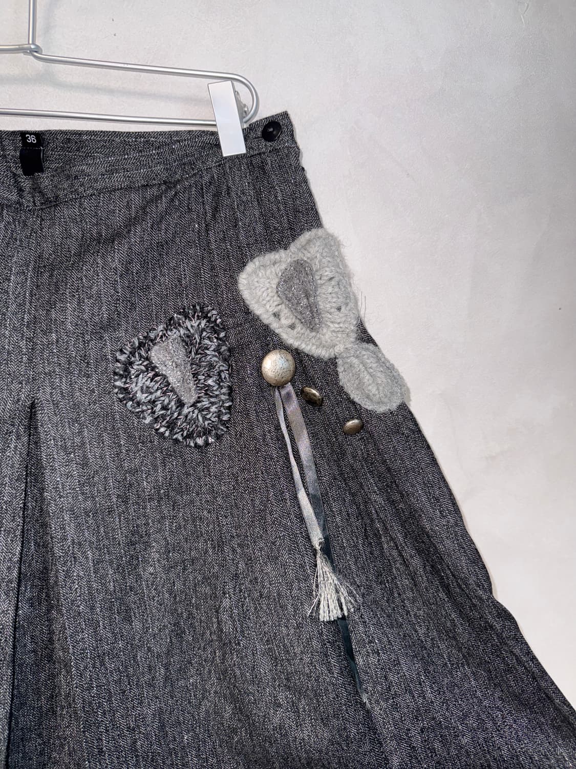 Charcoal heart knit patch wool pleats sk 상품이미지3