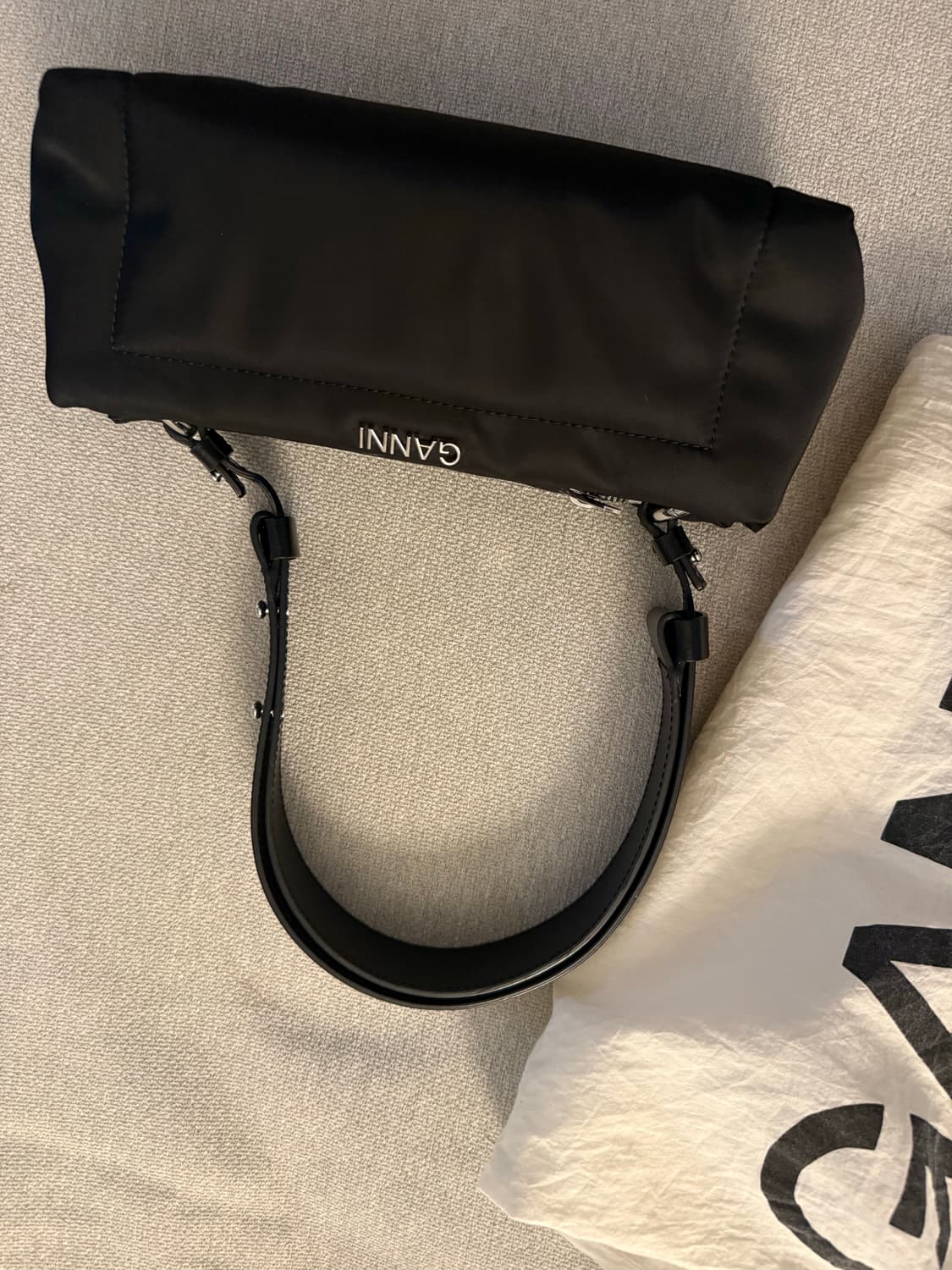 Ganni pillow baguette bag 가니 바게트백 필로우백 상품이미지9