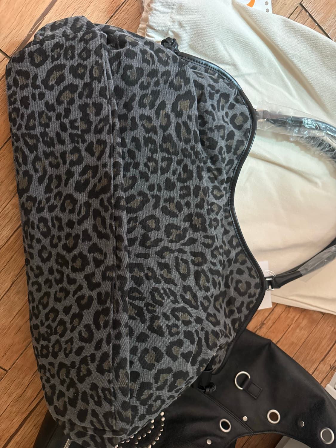 BadBlue 배드블루 딤섬백 레오파드 숄더백 차콜 상품이미지2