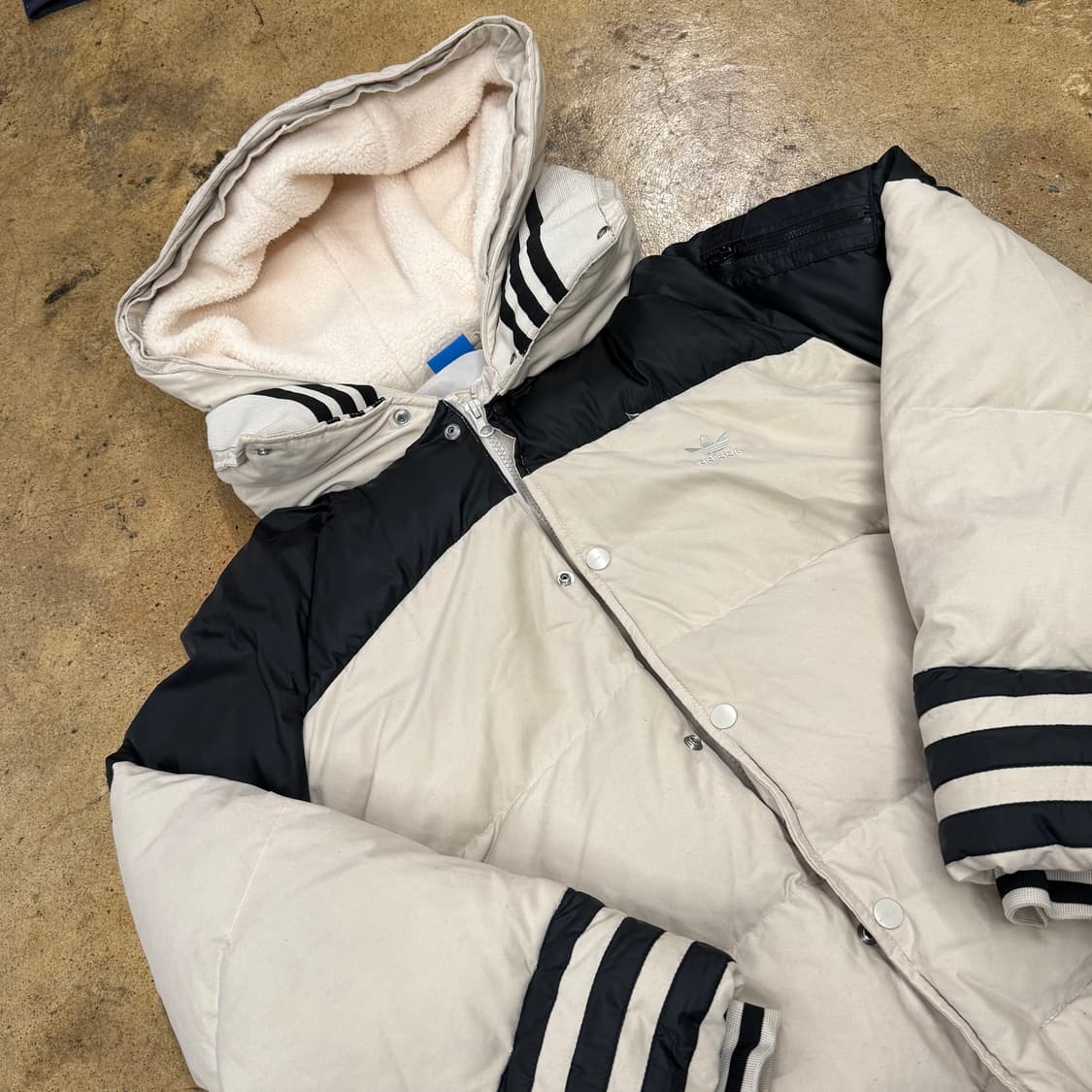 아디다스 흰검 크림 패딩 90 상품이미지1