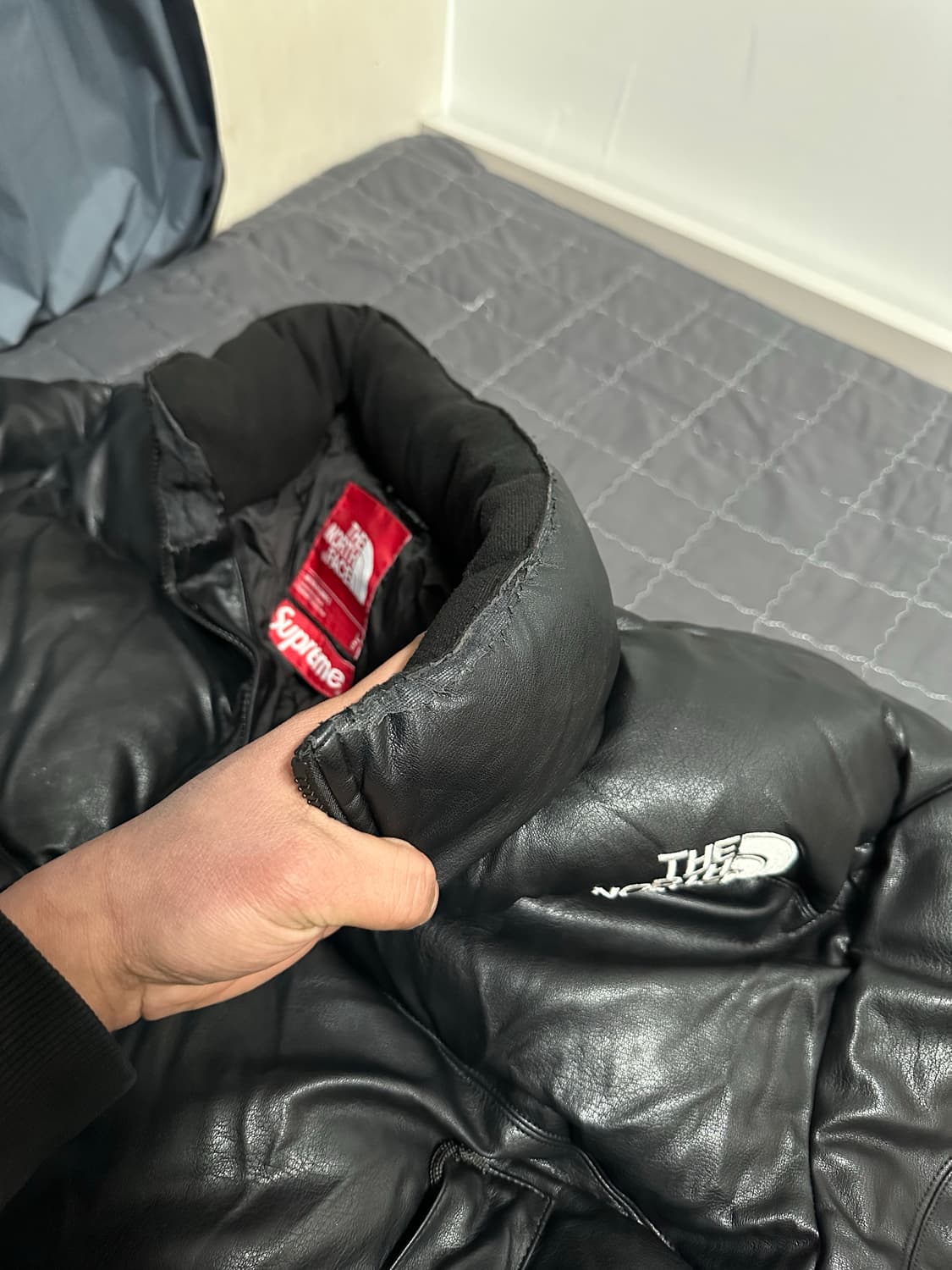 슈프림 노스페이스 레더 눕시 블랙 700패딩 상품이미지7