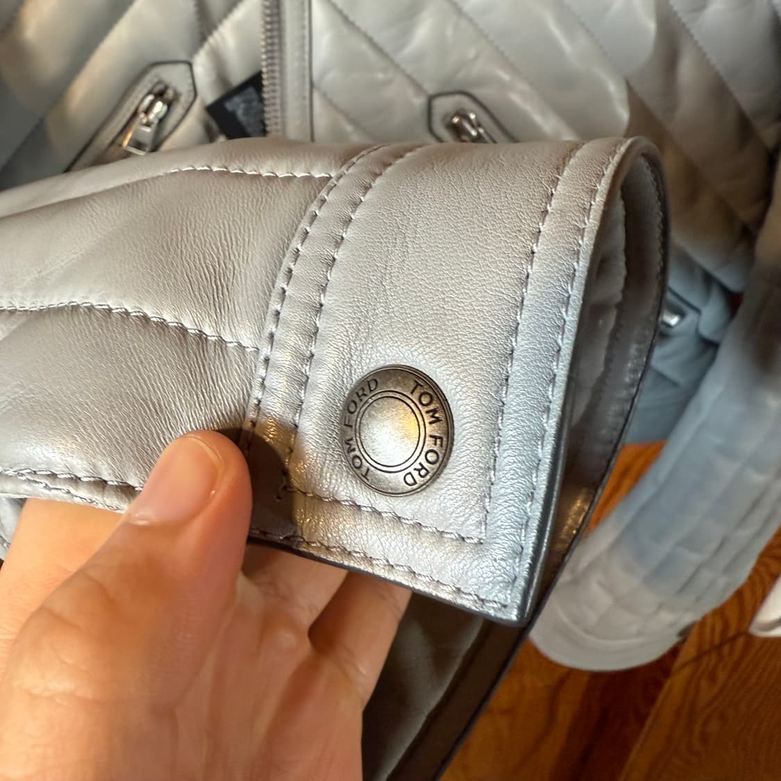 톰포드 양가죽 그레이 패딩 라이더 자켓 판매 합니다. 상품이미지9