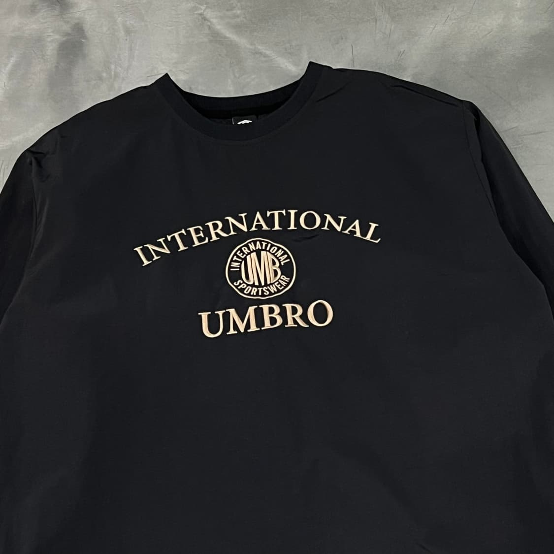  엄브로 자수 풀오버 웜업 y15850 상품이미지3