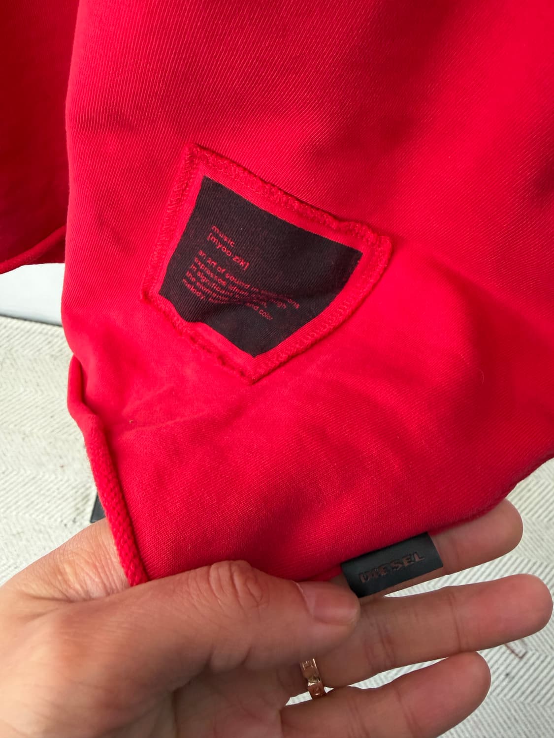 정품) 디젤 레드 패치 오버핏 맨투맨 티셔츠 M 상품이미지3