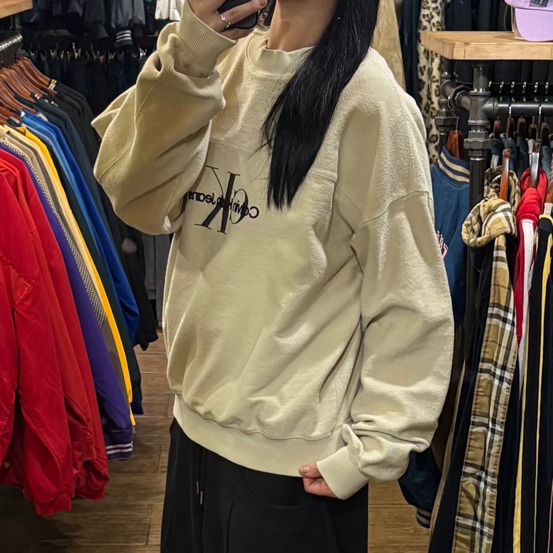 [HI] 켈빈클라인 미니멀 로고 크림 맨투맨 상품이미지3