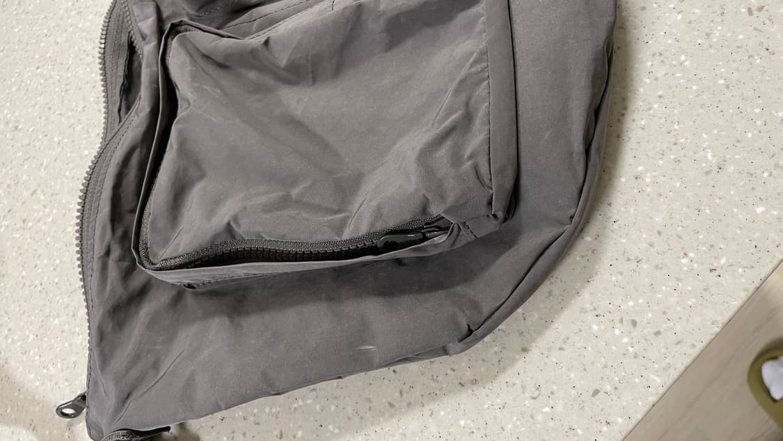 아미아칼바 바디백 그레이 색상 판매합니다. 상품이미지2