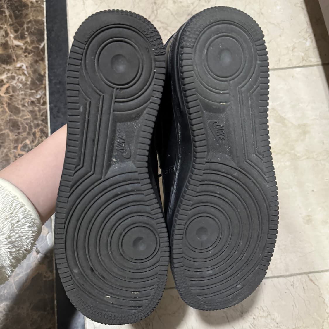 나이키 에어포스 1 '07 로우 트리플 블랙 상품이미지7