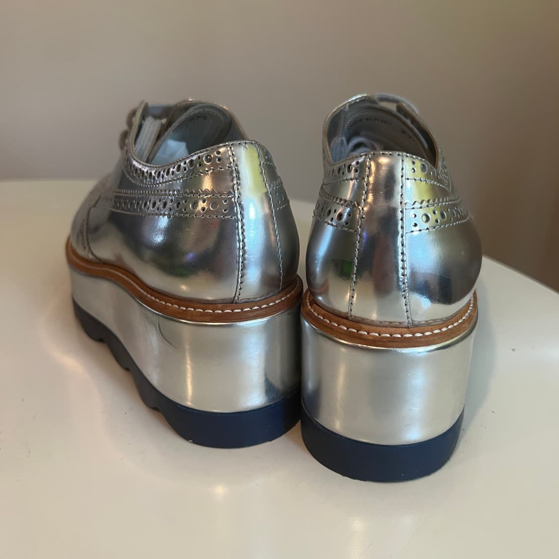 프라다 실버 메탈릭 레더 클리퍼 슈즈 상품이미지3