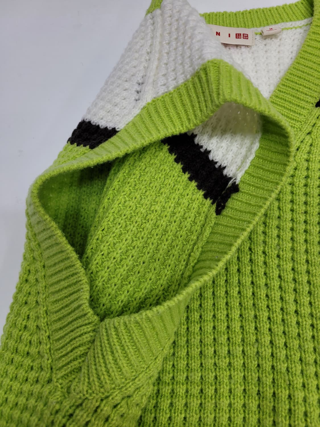 유니클로 x 마르니 팝콘 니트 브이넥 베스트 / 여 M 옐로우그린
 상품이미지4