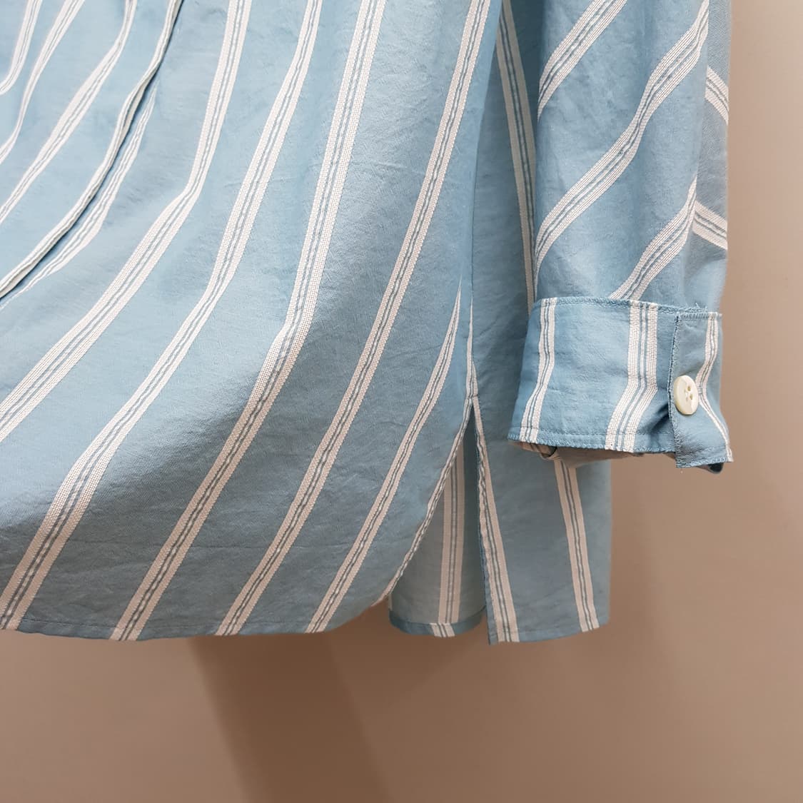 한섬 래트바이티 2021 프릴 카라 코튼 블라우스 82-94-160사이즈 상품이미지4