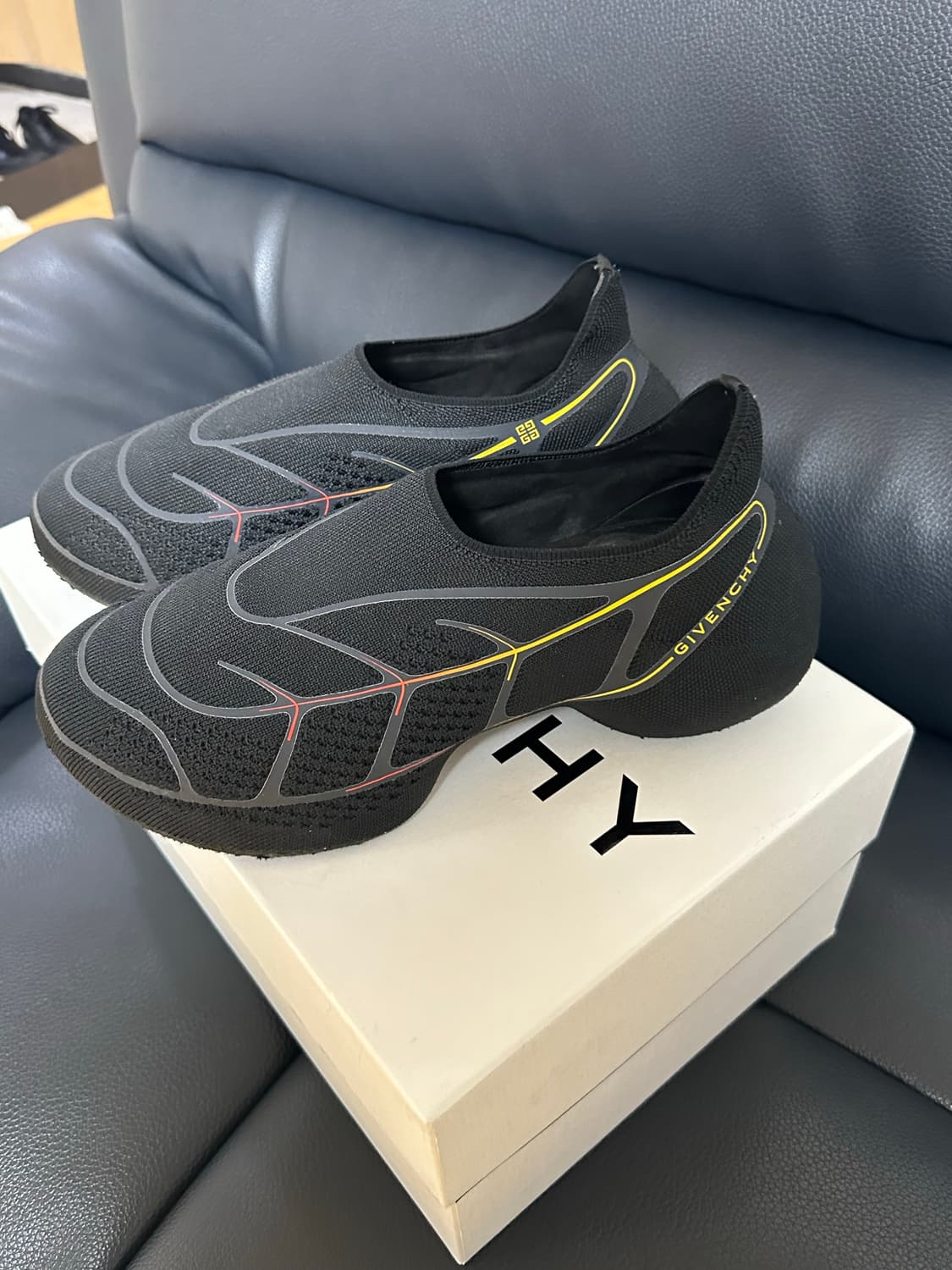 지방시 tk360 블랙 옐로우 41 사이즈 상품이미지2