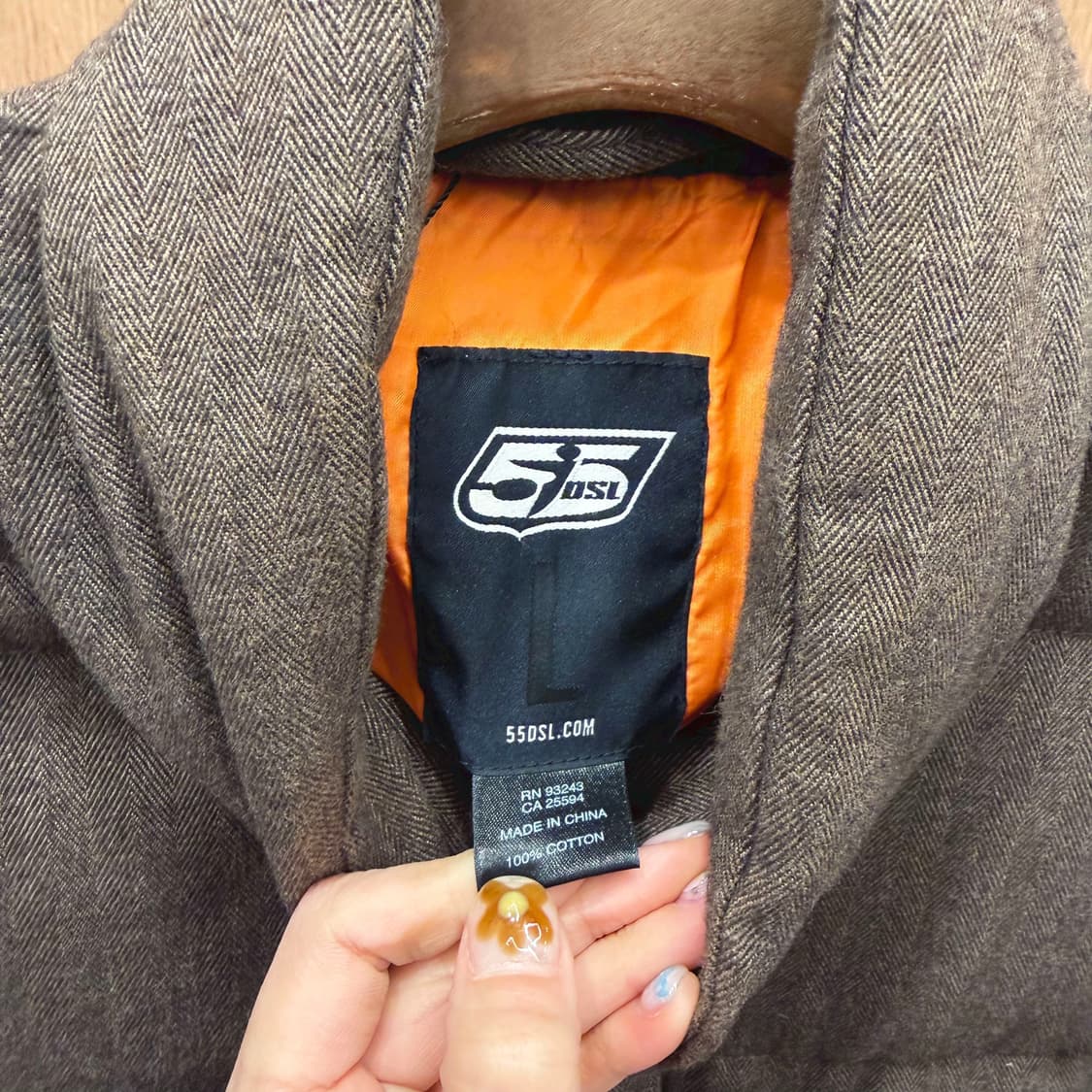 피프티파이브 디젤 하이넥 다운 패딩 자켓 헤링본 로고 패치 디테일 브라운 상품이미지6