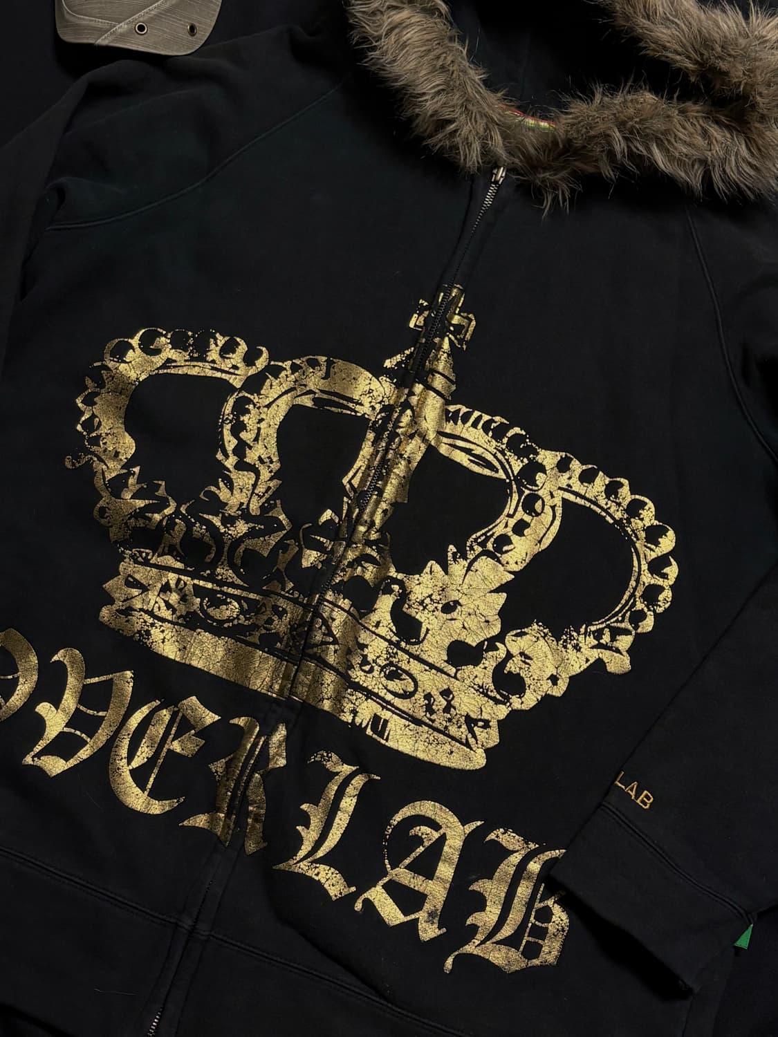 갸루st 오버랩 골드 크라운 투웨이 오버핏 퍼 후드집업 상품이미지3