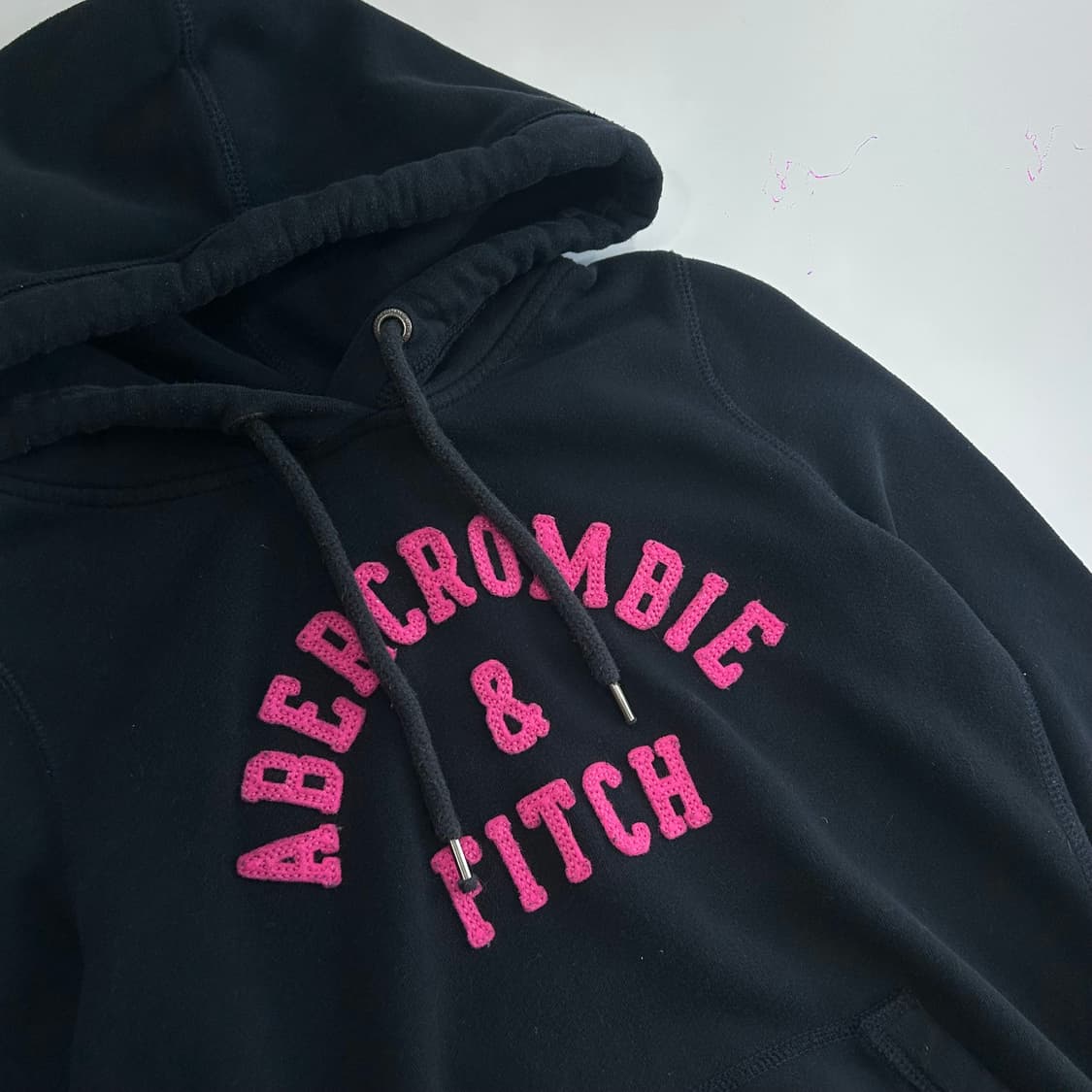 Abercrombie 아베크롬비 핑크 스펠아웃 로고 블랙후드티  Pric 상품이미지4