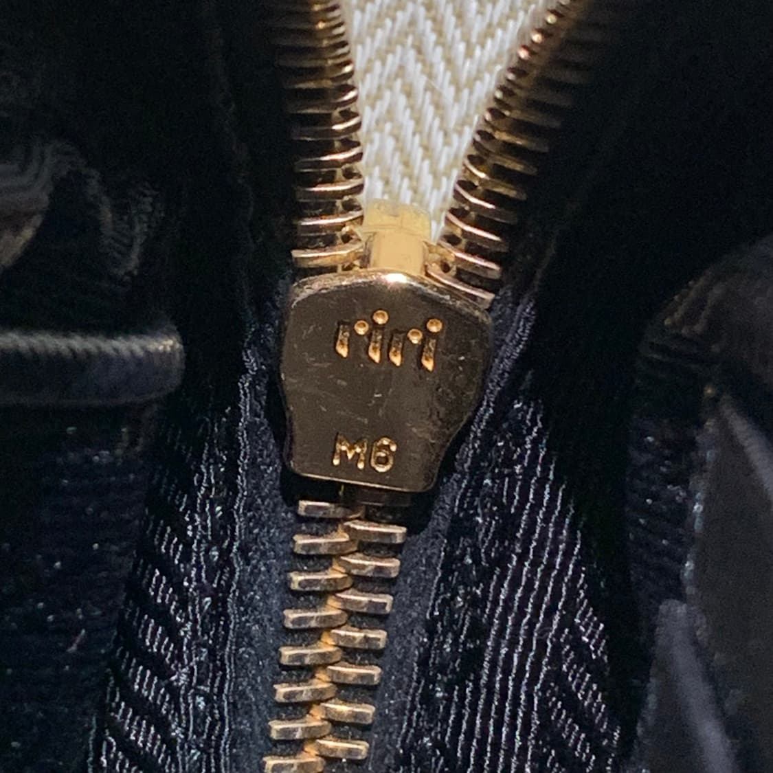 정품) 프라다 블랙 사피아노 미니 크로스백 금장 상품이미지5