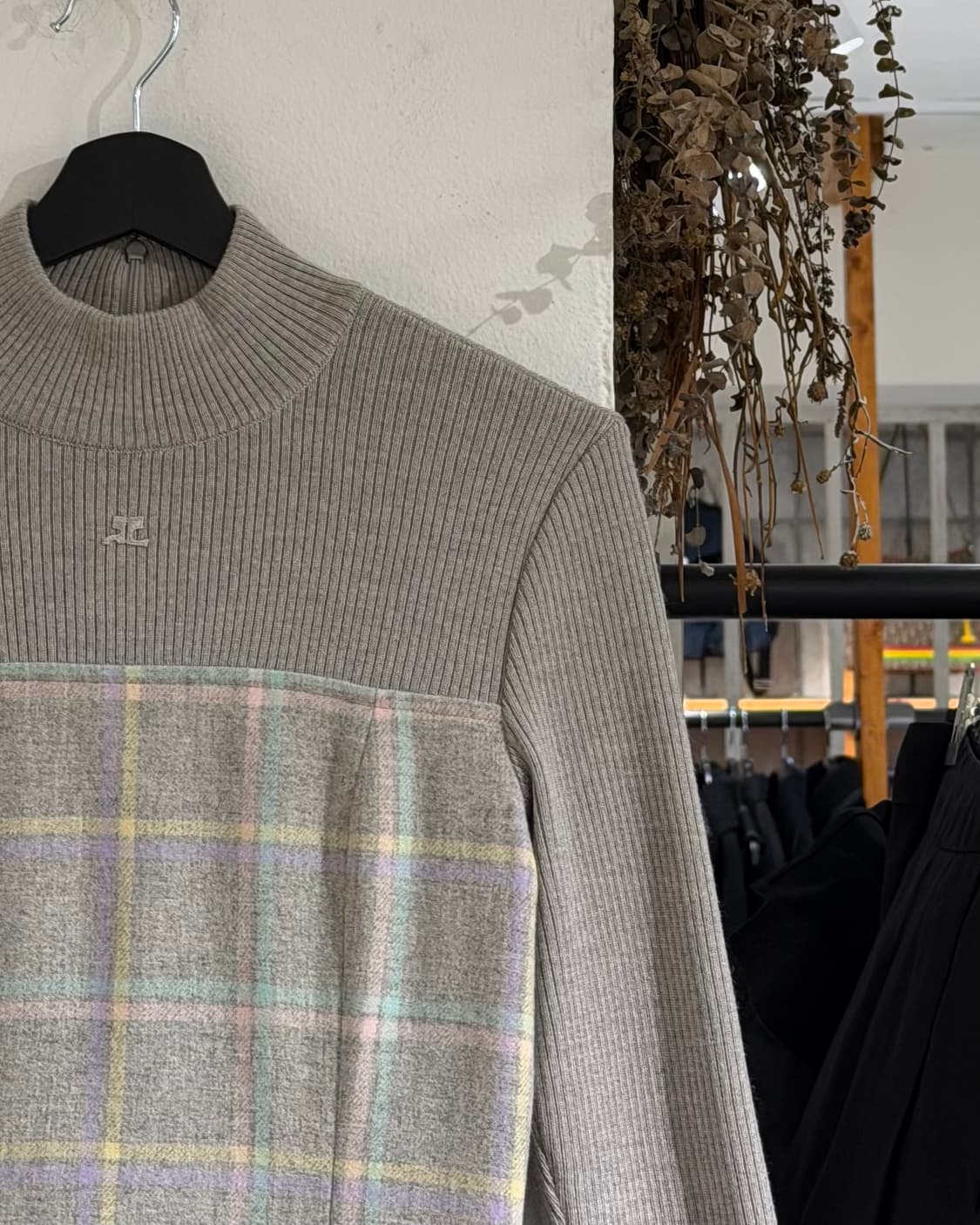 꾸레쥬 라이트그레이 체크 핀턱 미디 원피스 상품이미지3