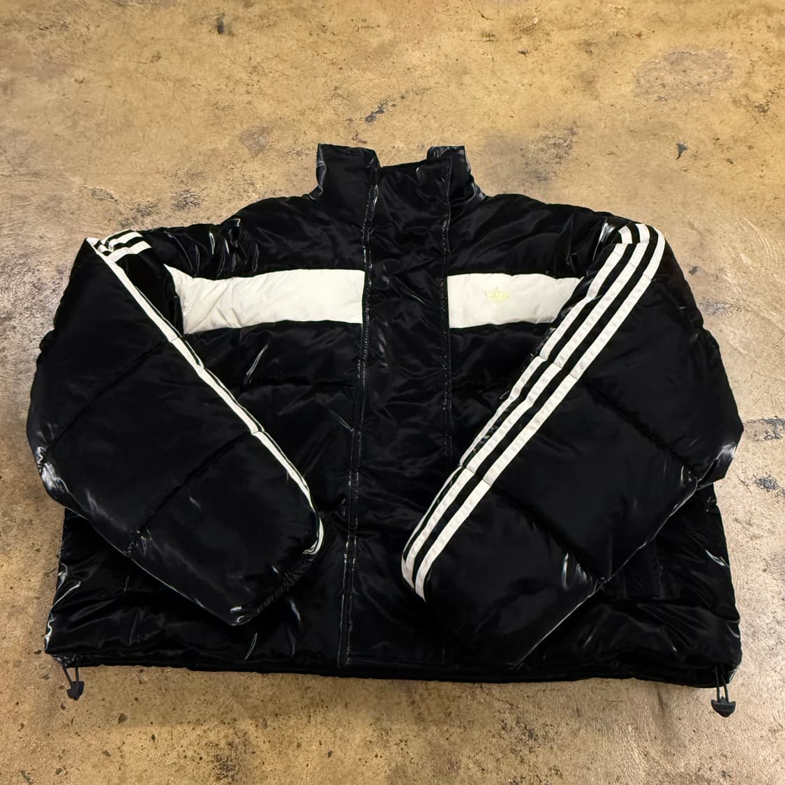 아디다스 블랙 유광 숏패딩  상품이미지2