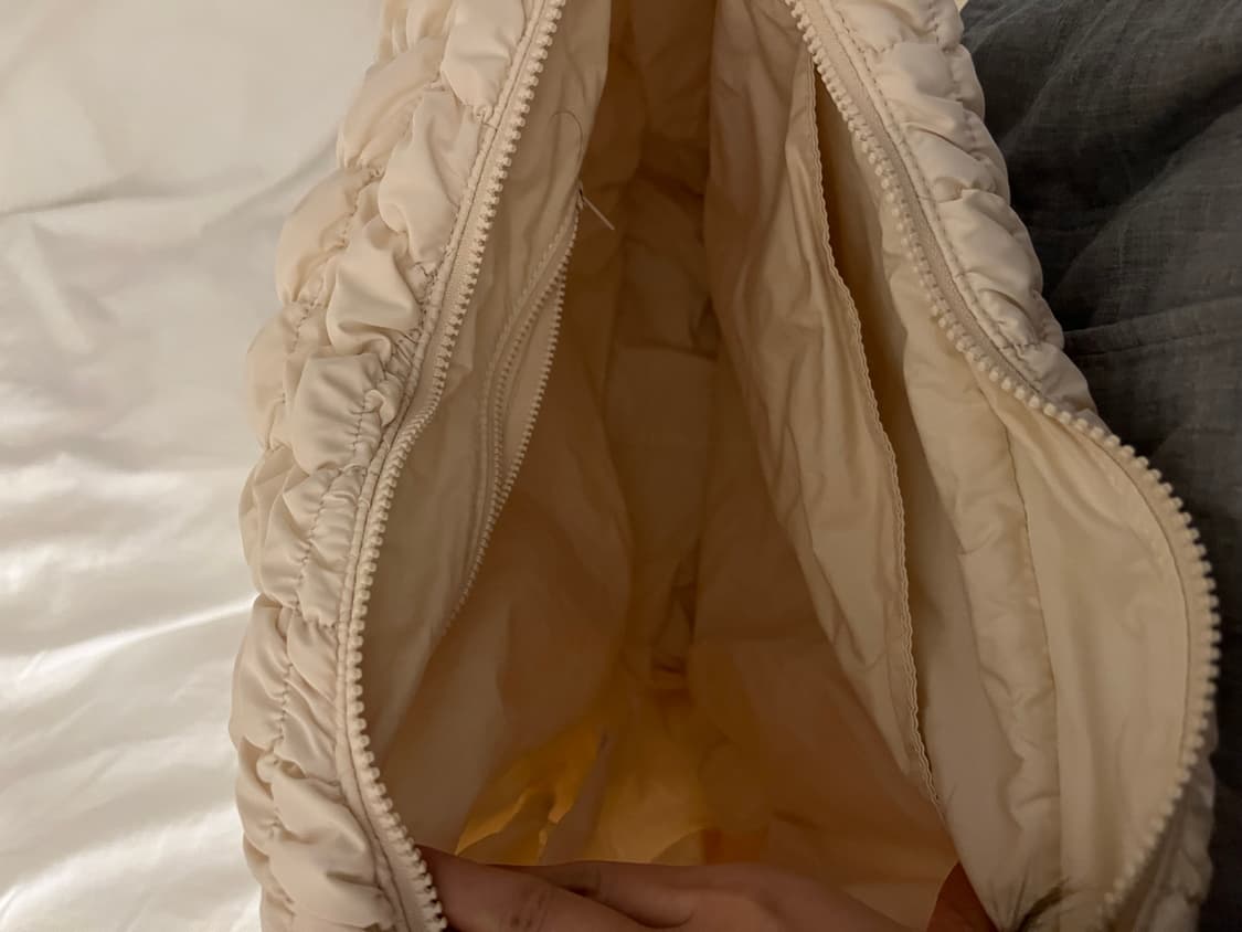 코스 오버사이즈 퀼티드 퀼팅백 구름백 아이보리 상품이미지4