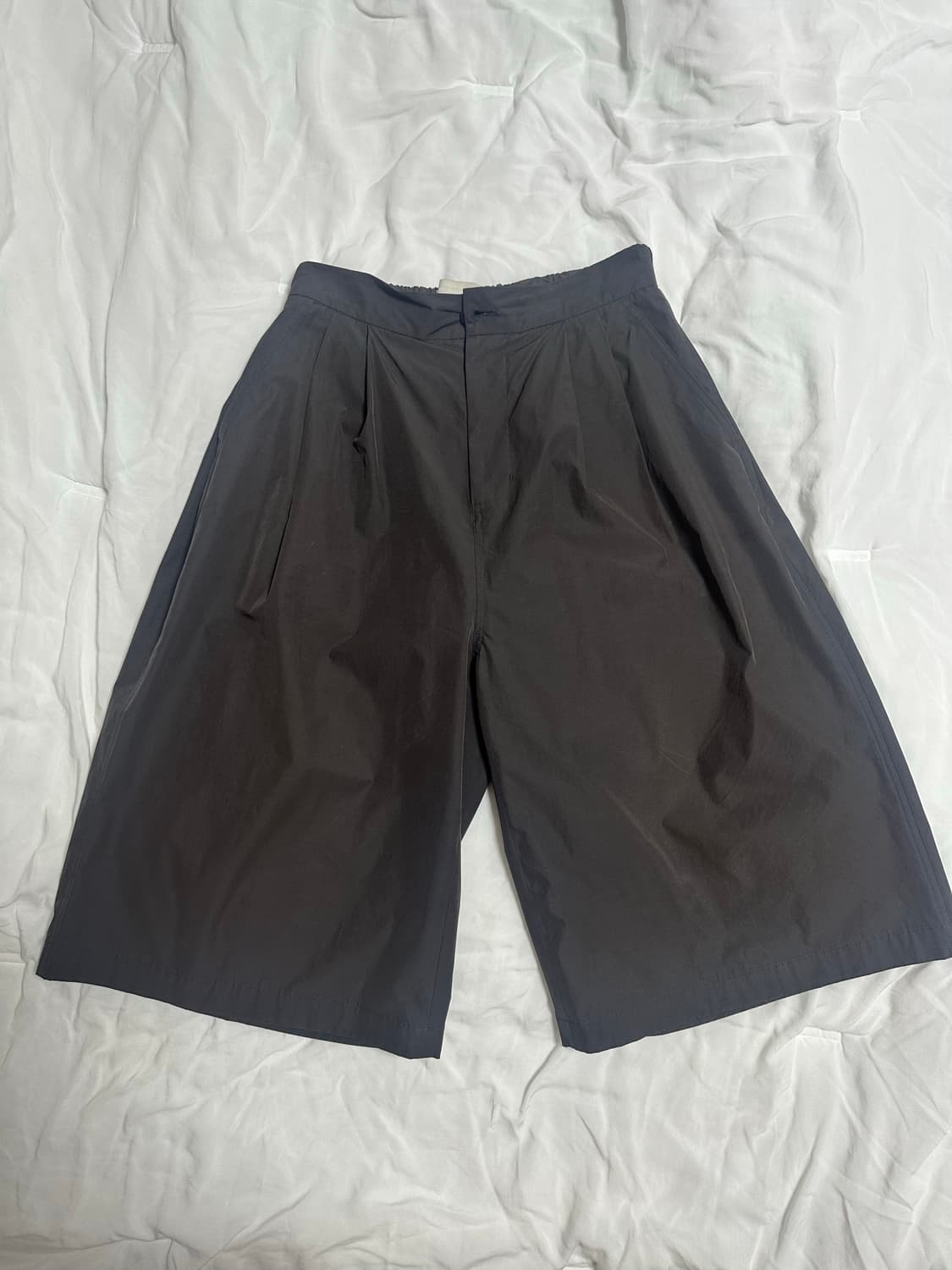 [M] 아모멘토 24ss 투턱 와이드 버뮤다 쇼츠 챠콜 상품이미지2