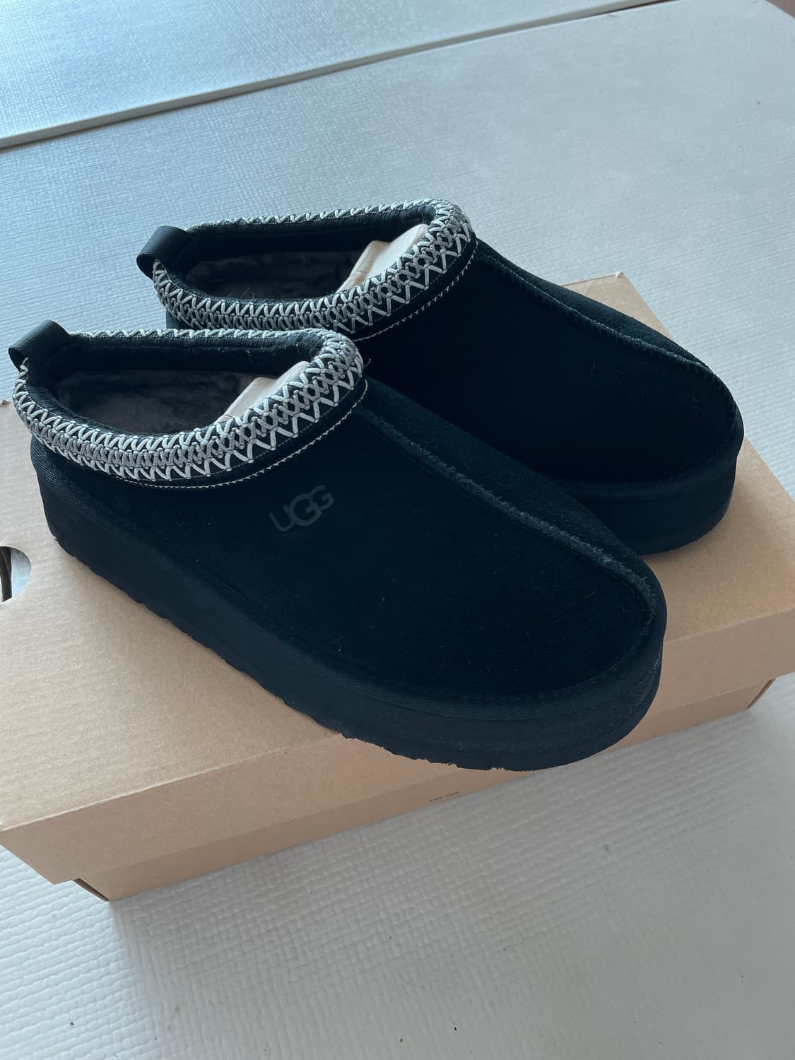 새상품 어그 타즈 블랙 240 상품이미지1