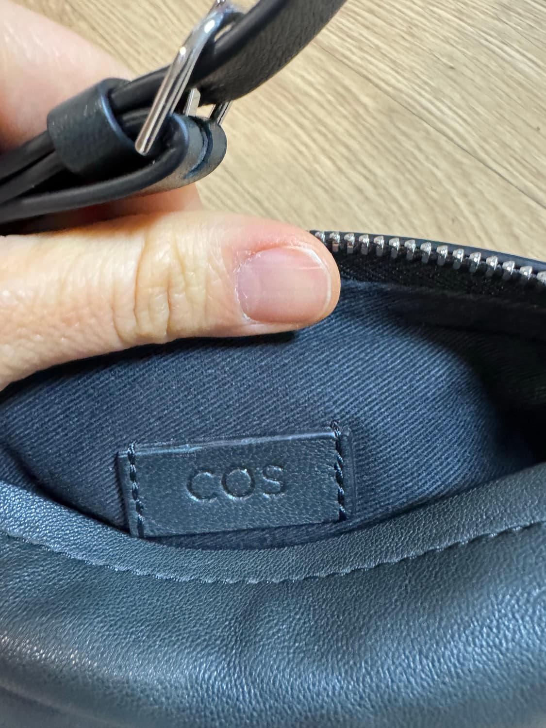 COS 코스 개더드 레더 숄더백 블랙 상품이미지5