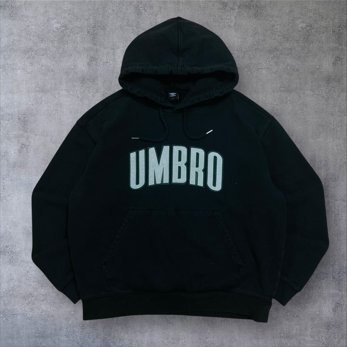 엄브로 스펠아웃 빅로고 블랙 후드티 상품이미지1