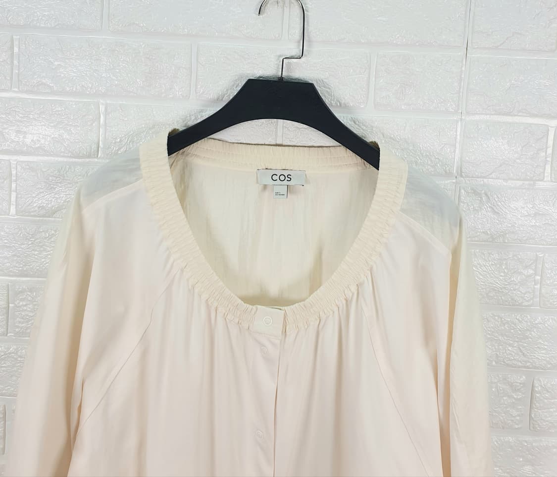 [55-66]COS 코스 게더드 넥 라운드 블라우스 상품이미지4